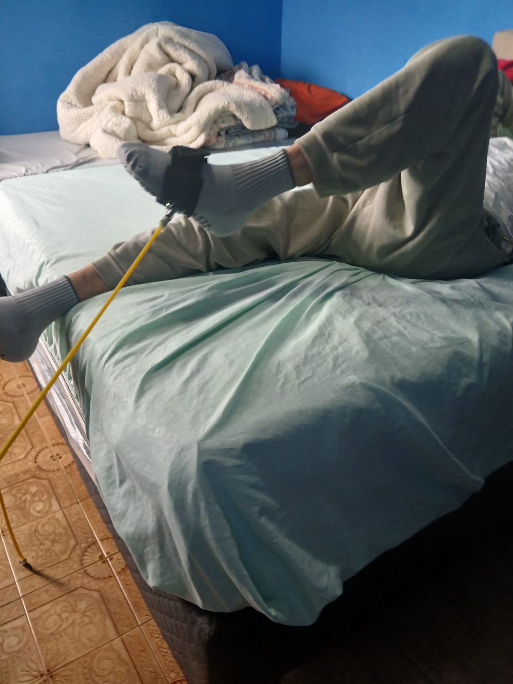 Fisioterapia domiciliar Campo Grande RJ: exercício de fortalecimento com faixa elástica na casa do paciente, em 06/10/2026